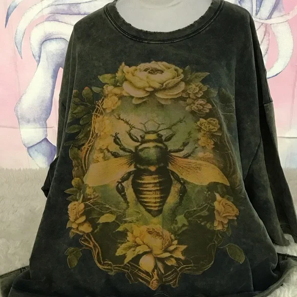 Jaded Gypsy
Green Sweatshirt with Bee and Floral Design - Picture 7 of 9